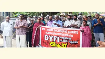 ആറ്റിങ്ങൽ പോളിടെക്നിക്കിൽ തെരഞ്ഞെടുപ്പുമായി ബന്ധപ്പെട്ട് എസ്എഫ്ഐ പ്രവർത്തകരെ കെഎസ്യു, യൂത്ത്
കോൺഗ്രസ് അക്രമികൾ മർദിച്ചതിൽ പ്രതിഷേധിച്ച് ഡിവൈഎഫ്ഐ നടത്തിയ ആറ്റിങ്ങൽ പൊലീസ് സ്റ്റേഷൻ മാർച്ച്
ആർ സുഭാഷ് ഉദ്ഘാടനം ചെയ്യുന്നു