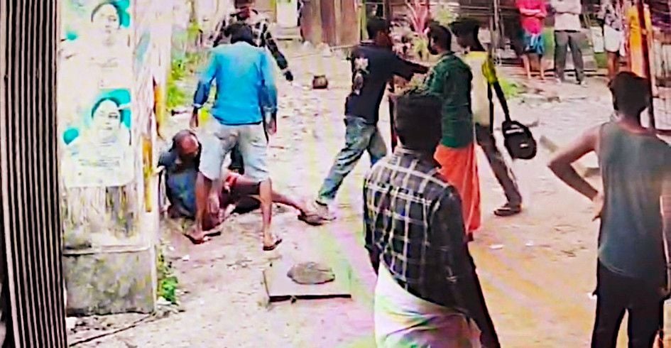 തൈക്കാട്ടുശേരി ബെവ്‌കോ ഒ‍ൗട്ട്‌ലെറ്റ്‌ വളപ്പിൽ അഞ്ചംഗംസംഘം  അനീഷ്‌കുമാറിനെ വളഞ്ഞിട്ട്‌ ആക്രമിക്കുന്നു