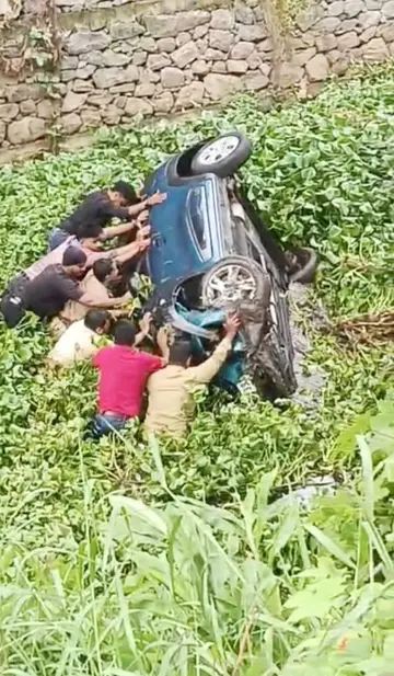 A car sinking in the Connolly Canal... A grandmother and two grandchildren face death for a moment