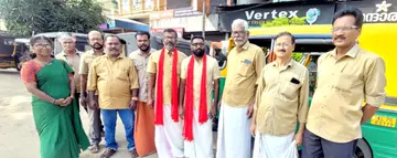 സോമനും ദിൽഷാദും തൃപ്രയാറിലെ ഓട്ടോസ്‌റ്റാൻഡിൽ മറ്റ്‌ ഡ്രൈവർമാർക്കൊപ്പം