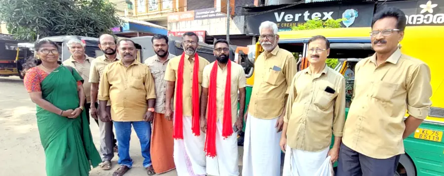 സോമനും ദിൽഷാദും തൃപ്രയാറിലെ ഓട്ടോസ്‌റ്റാൻഡിൽ മറ്റ്‌ ഡ്രൈവർമാർക്കൊപ്പം