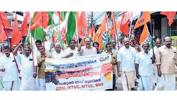 ഓട്ടോറിക്ഷ തൊഴിലാളികൾ പണിമുടക്കി