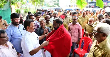 ഓട്ടോ ടാക്സി ആൻഡ് ലൈറ്റ് മോട്ടോർ വർക്കേഴ്സ് ഫെഡറേഷൻ ജില്ലാകമ്മിറ്റി സംഘടിപ്പിച്ച പടിഞ്ഞാറൻ മേഖലാ
വാഹനപ്രചാരണ ജാഥയുടെ ക്യാപ്റ്റൻ കെ സേതുമാധവനെ ജില്ലാ പ്രസിഡന്റ് എക്സ് ഏണസ്റ്റ് സ്വീകരിക്കുന്നു
