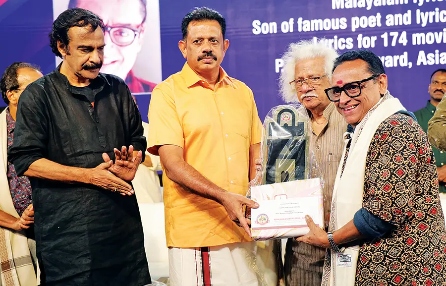 സൂറത്ത് കേരള കലാസമിതി ജുബിലി പ്രതിഭാ പുരസ്കാരം ചലച്ചിത്രകാരൻ അടൂർ ഗോപാലകൃഷ്ണനിൽനിന്ന് വയലാർ ശരച്ചന്ദ്രവർമ ഏറ്റുവാങ്ങുന്നു.
സമിതി പ്രസിഡന്റ് സുരേഷ് പി നായർ, ജയരാജ് വാര്യർ എന്നിവർ സമീപം