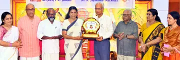 ഡോ. ഇന്ദിരാ രാജഗോപാൽ മെമ്മോറിയൽ ഡോക്ടർ ഓഫ് ദ ഇയർ 2026 അവാർഡ് മുൻ ആരോഗ്യ വകുപ്പ് ഡയറക്ടർ
ഡോ. പി കെ ജമീലയ്ക്ക് മുൻ ചീഫ് സെക്രട്ടറി കെ ജയകുമാർ സമ്മാനിക്കുന്നു