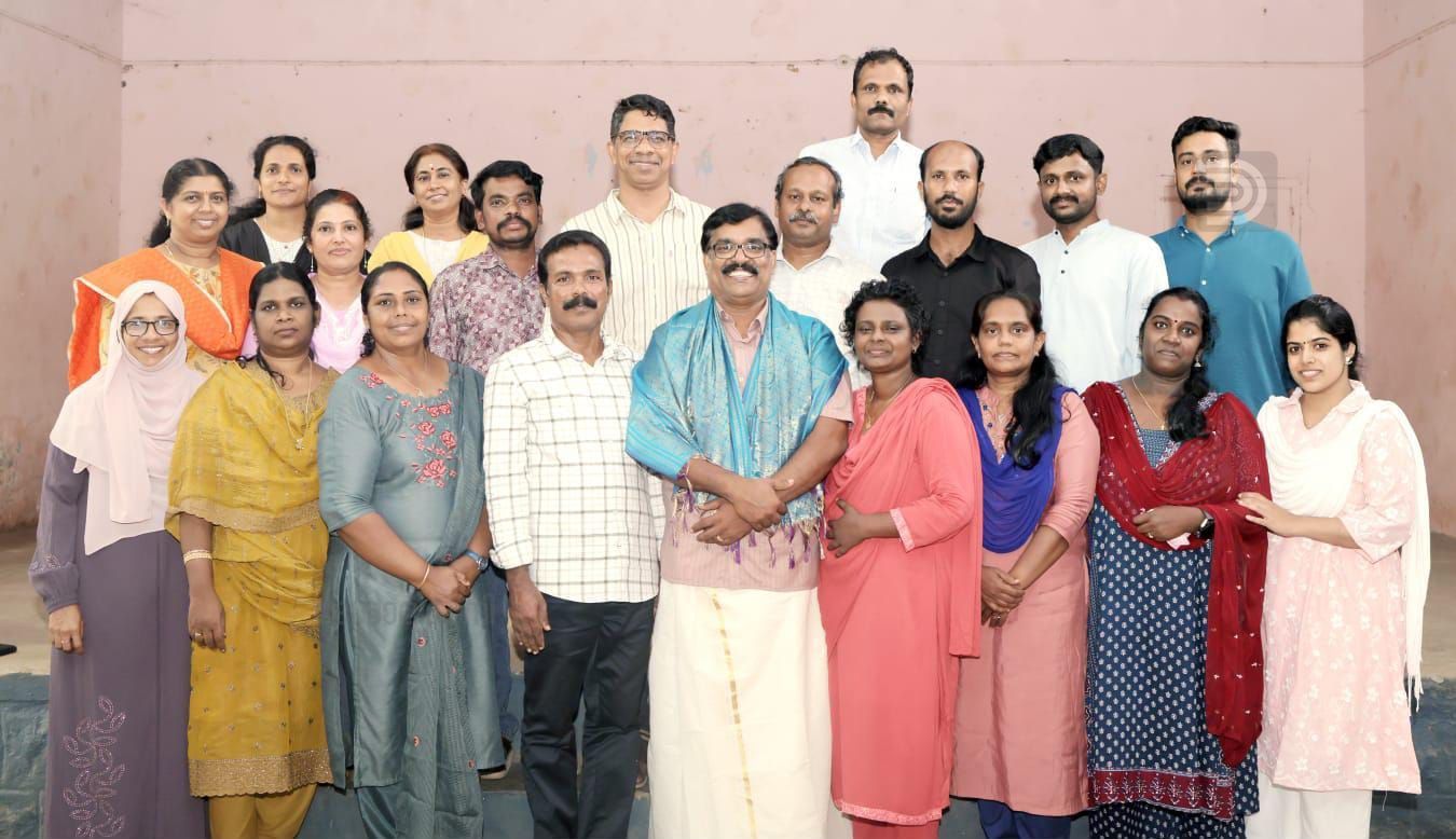 അധ്യാപക അവാർഡ് ജേതാവ് സുനിൽ കുമാറിന് പ്രിൻസിപ്പാളും സഹപ്രവർത്തകരും സ്കൂളിൽ നൽകിയ ആദരവ് 