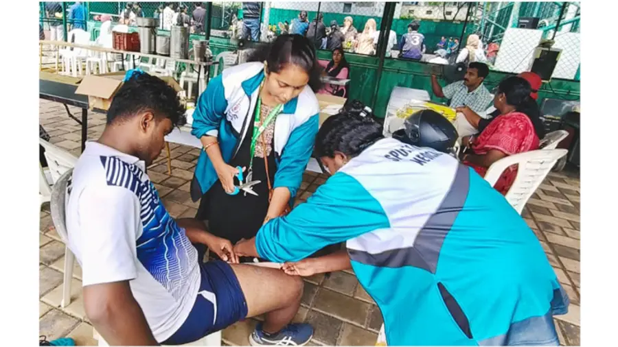 മത്സരാർഥികളെ ചികിത്സിക്കുന്ന സ്പോർട്സ് ആയുർവേദ ടീം അംഗങ്ങൾ