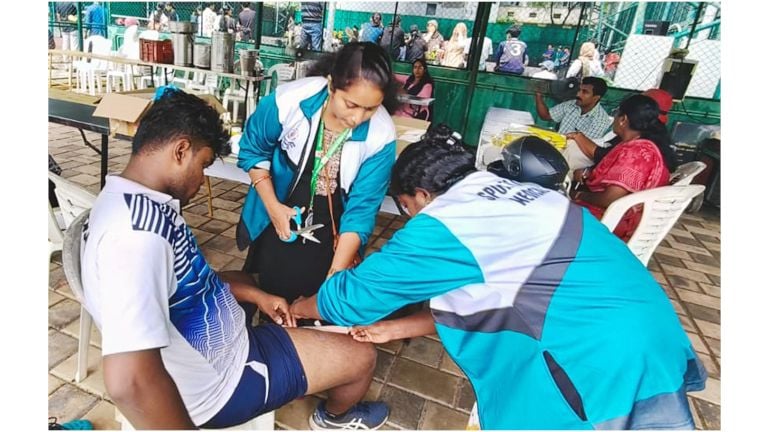 മത്സരാർഥികളെ ചികിത്സിക്കുന്ന സ്പോർട്‌സ്‌ ആയുർവേദ ടീം അംഗങ്ങൾ 