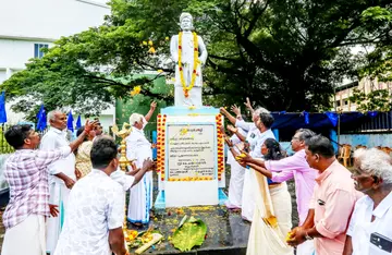 അയ്യൻകാളി ജയന്തിയോട് അനുബന്ധിച്ച് കൊല്ലം ജനശക്തി മണ്ഡപത്തില് നടന്ന പുഷ്പാര്ച്ചന