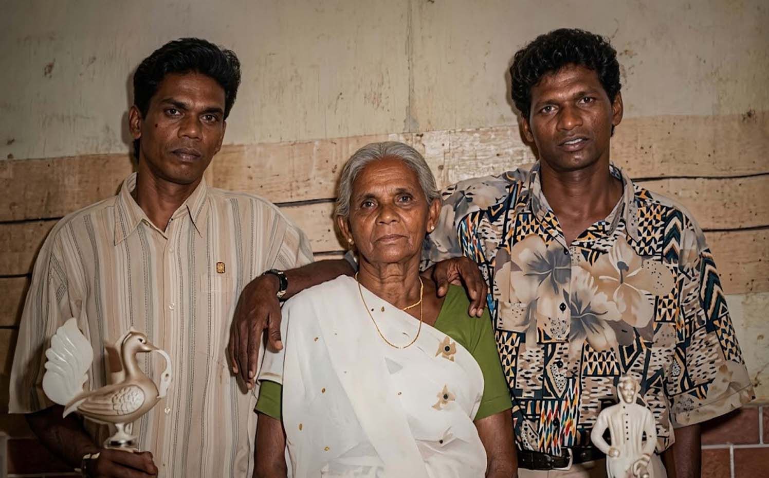 വിജയനും (വലത്ത്‌) സഹോദരന്‍ ബിജുവും അമ്മ കൊച്ചമ്മുവിനൊപ്പം