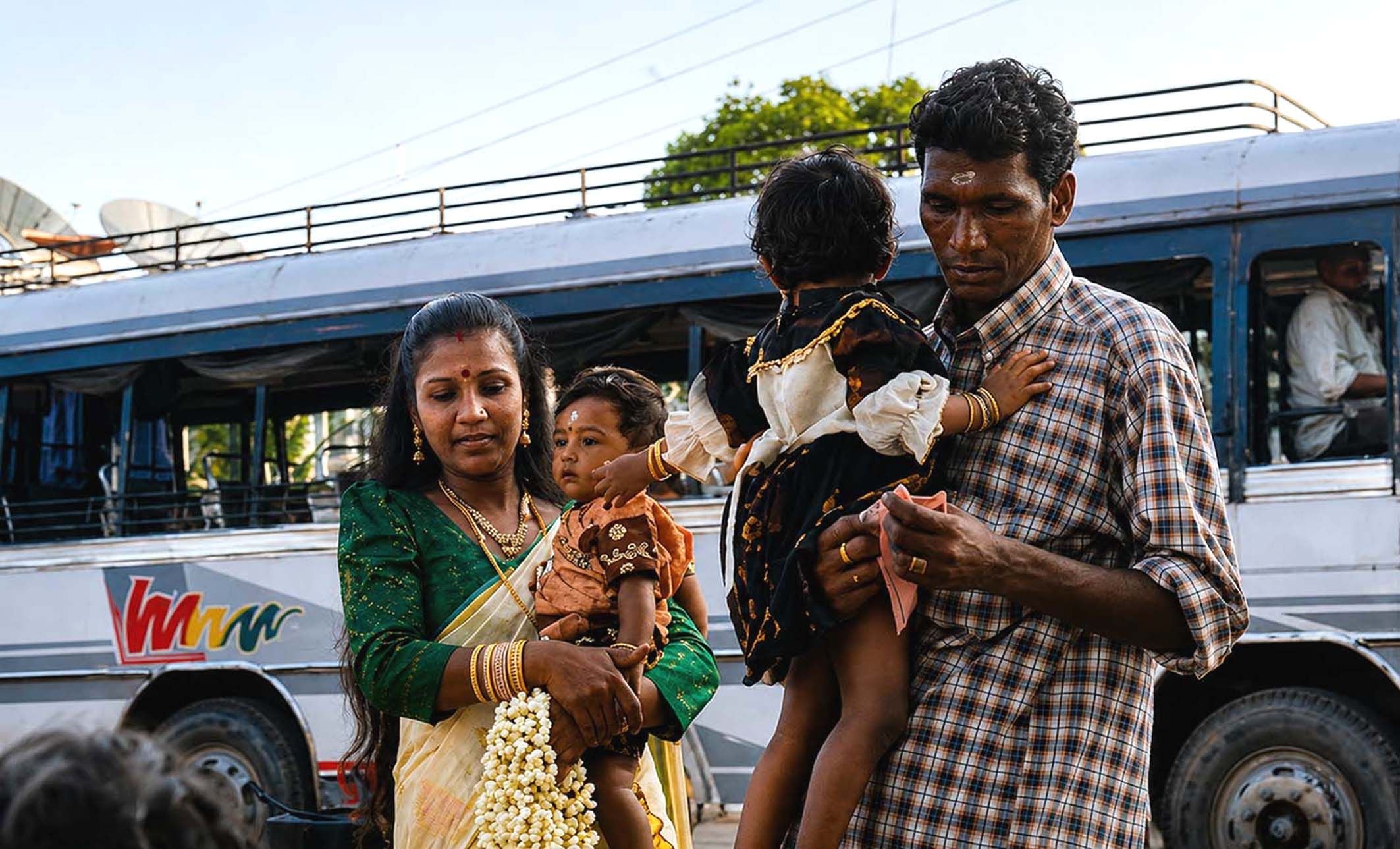 ഐ എം വിജയനും ഭാര്യ രാജിയും മക്കളും- ‐ "കാലോ ഹരിണി'ലെ രംഗം