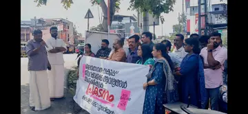 കേരള എൻജിഒ യൂണിയന്റെ നേതൃത്വത്തിൽ ജലഗതാഗത വകുപ്പ് ഓഫീസിനു മുന്നിൽ നടത്തിയ പ്രതിഷേധ പ്രകടനവും യോഗവും യൂണിയൻ ജില്ലാ പ്രസിഡന്റ് ബി സുജിത്ത് ഉദ്ഘാടനം ചെയ്യുന്നു