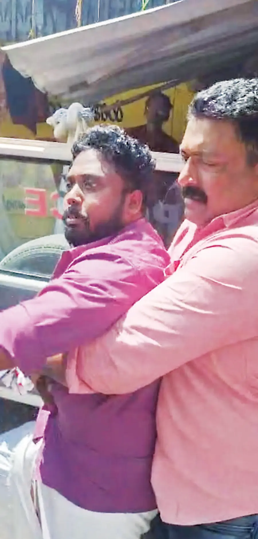 ഡിവൈഎഫ്ഐ തകഴി ബ്ലോക്ക് സെക്രട്ടറി അജു ആനന്ദിനെ യൂണിഫോം ധരിക്കാത്ത പൊലീസുകാരൻ വലിച്ചിഴച്ച്
ജീപ്പിൽ കയറ്റാൻ ശ്രമിക്കുന്നു