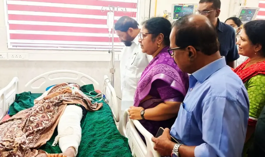 പരിക്ക് പറ്റി തൃശൂർ ഗവ. മെഡിക്കൽ കോളേജിൽ ചികിത്സയിൽ കഴിയുന്നവരെ മന്ത്രിമാരായ
വി എൻ വാസവനും ആർ ബിന്ദുവും സന്ദർശിക്കുന്നു