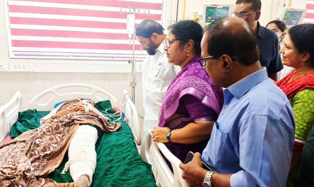 പരിക്ക് പറ്റി തൃശൂർ ഗവ. മെഡിക്കൽ കോളേജിൽ ചികിത്സയിൽ കഴിയുന്നവരെ മന്ത്രിമാരായ  വി എൻ  വാസവനും ആർ ബിന്ദുവും  സന്ദർശിക്കുന്നു