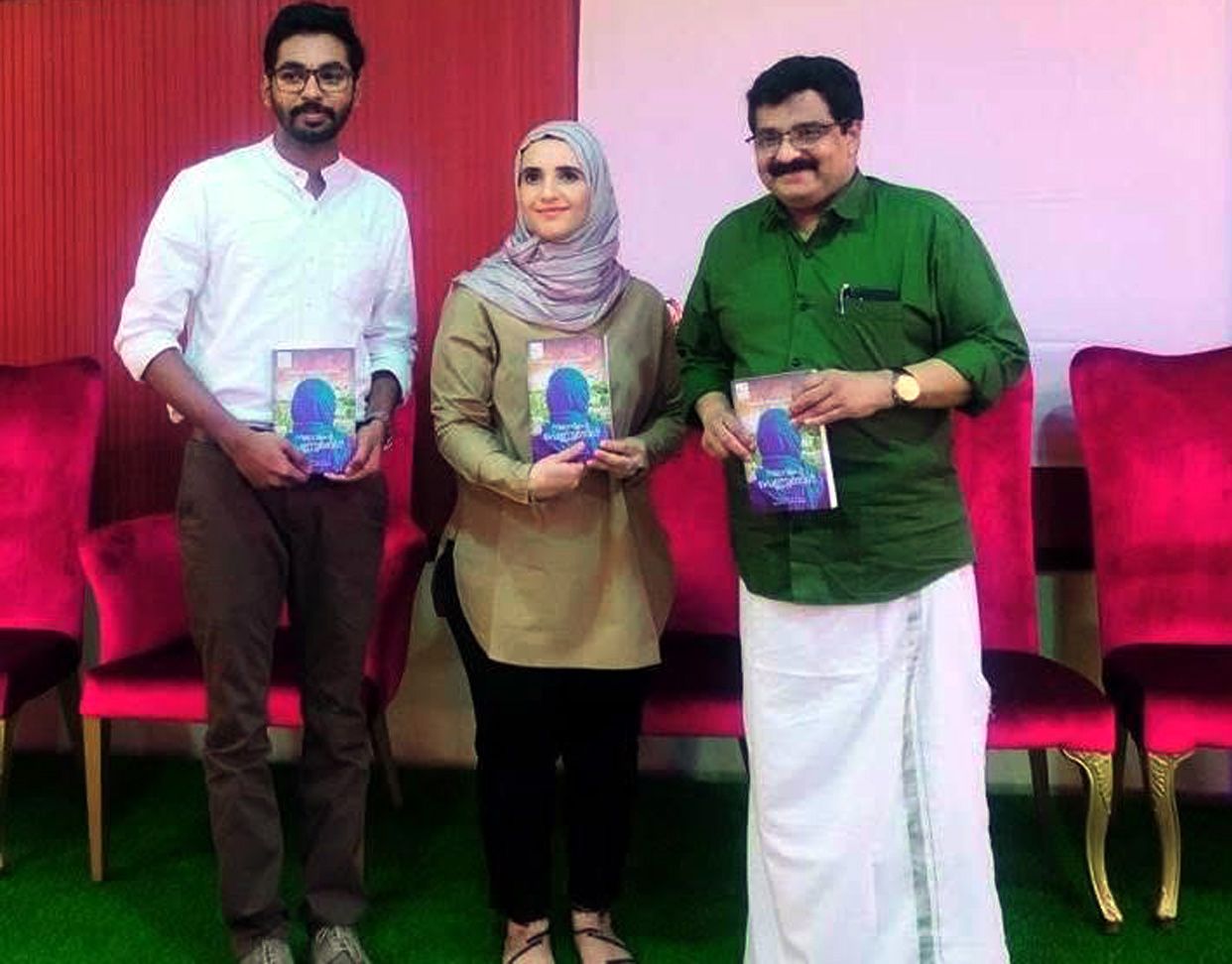‘നിലാവിന്റെ പെണ്ണുങ്ങൾ’ പ്രകാശനവേളയിൽ ഇബ്രാഹിം  ബാദ്‌ഷാ വാഫി, ജോഖ അൽഹാരിസി, ഡോ. എം കെ മുനീർ  