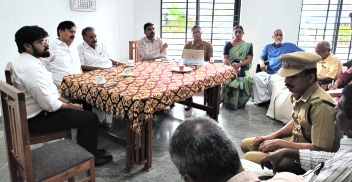 ബാലാതിരുത്തിയിലെ പ്രശ്നങ്ങൾ ചർച്ചചെയ്യാൻ മന്ത്രിമാരായ എ കെ ശശീന്ദ്രൻ, വി അബ്ദുറഹ്‌മാൻ എന്നിവരുടെ  നേതൃത്വത്തിൽ ചേർന്ന യോഗം