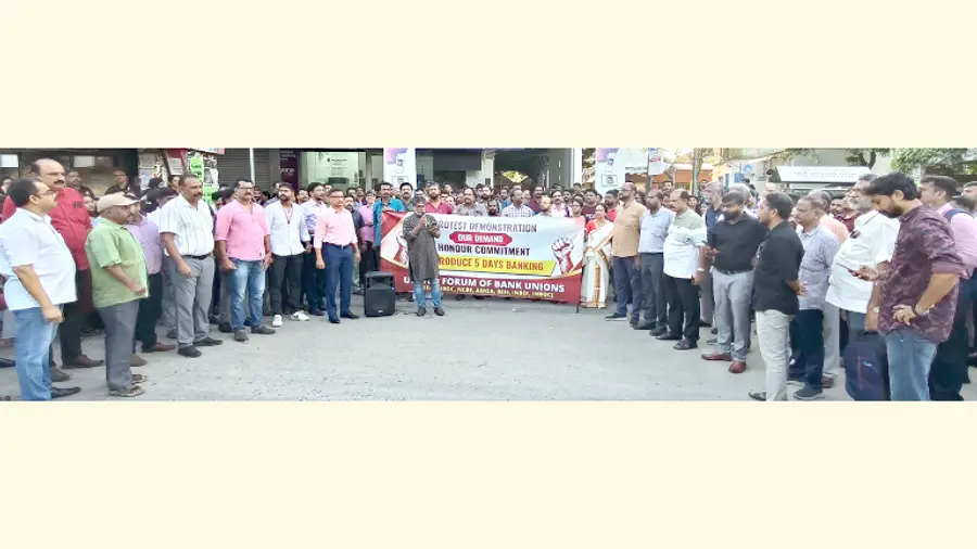 യുണൈറ്റഡ് ഫോറം ബാങ്ക് യൂണിയൻസ് പ്രതിഷേധത്തിന്റെ ഭാഗമായി എസ്‌ബിഐ മെയിൻ ബ്രാഞ്ചിന് മുന്നിൽ നടന്ന പ്രകടനം