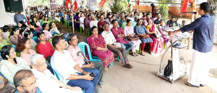 ബാങ്ക് ജീവനക്കാർ എസ്ബിഐ മെയിൻ ബ്രാഞ്ചിനുമുന്നിൽ നടത്തിയ ധർണ പി കെ സന്തോഷ് ഉദ്ഘാടനം ചെയ്യുന്നു