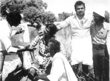 16 വയതിനിലെ സിനിമയുടെ ഷൂട്ടിങ്ങിനിടെ ഭാരതിരാജയ്ക്കൊപ്പം പി എസ്‌ നിവാസ്‌ (വലത്തേയറ്റം)