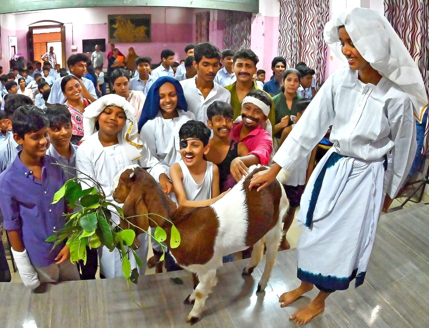 ഇമ്മിണി ബല്യ ഓര്‍മ... കോഴിക്കോട് ​ഗവ. മോഡല്‍ എച്ച്എസ്എസും നടക്കാവ് യുആര്‍സിയും ചേര്‍ന്ന് സംഘടിപ്പിച്ച ബഷീര്‍ ഓര്‍മദിന പരിപാടിയില്‍ അദ്ദേഹത്തിന്റെ വിവിധ കഥാപാത്രങ്ങൾ വേദിയിലെത്തിയപ്പോൾ