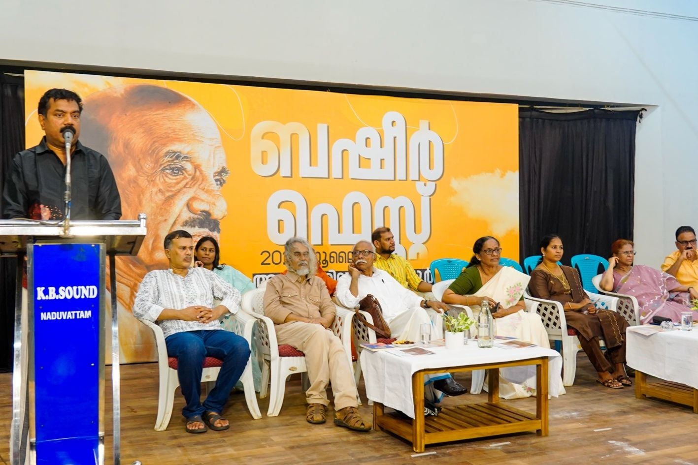 ബഷീർ ഫെസ്റ്റിന്റെ ഭാഗമായി ബേപ്പൂർ ആകാശമിഠായിയിൽ നടന്ന ബഷീർ ഓർമദിന പരിപാടികൾ  സുഭാഷ് ചന്ദ്രൻ ഉദ്ഘാടനം ചെയ്യുന്നു