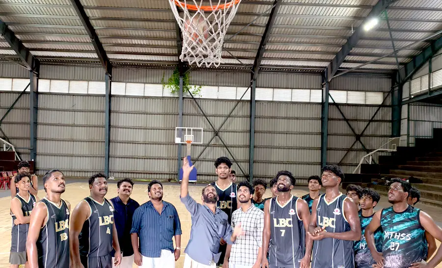 ഡിവൈഎഫ്ഐ കുന്നംകുളം വെസ്റ്റ് ബ്ലോക്ക് കമ്മിറ്റി സംഘടിപ്പിച്ച അഖില കേരള ബാസ്കറ്റ്ബോൾ ടൂർണമെന്റ് സിപിഐ എം ഏരിയ സെക്രട്ടറി കെ കൊച്ചനിയൻ ആദ്യ ബോൾ ബാസ്കറ്റ് ചെയ്ത് ഉദ്ഘാടനം ചെയ്യുന്നു