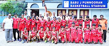 സംസ്ഥാന സബ് ജൂനിയർ ബാസ്‌കറ്റ്ബോൾ ചാമ്പ്യൻഷിപ്പിൽ പങ്കെടുക്കുന്ന ജില്ലാ ആൺ, പെൺ ടീമുകൾ ഭാരവാഹികൾക്കൊപ്പം 