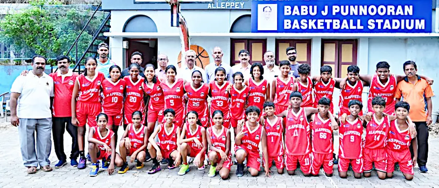 സംസ്ഥാന സബ് ജൂനിയർ ബാസ്‌കറ്റ്ബോൾ ചാമ്പ്യൻഷിപ്പിൽ പങ്കെടുക്കുന്ന ജില്ലാ ആൺ, പെൺ ടീമുകൾ ഭാരവാഹികൾക്കൊപ്പം 