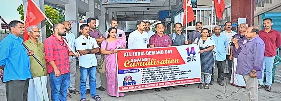 ബെഫി ജില്ലാ കമ്മിറ്റി പാലക്കാട്‌ കാനറ ബാങ്കിന്‌ സമീപം നടത്തിയ സായാഹ്ന ധർണ സജി വർഗീസ്‌ ഉദ്‌ഘാടനം ചെയ്യുന്നു