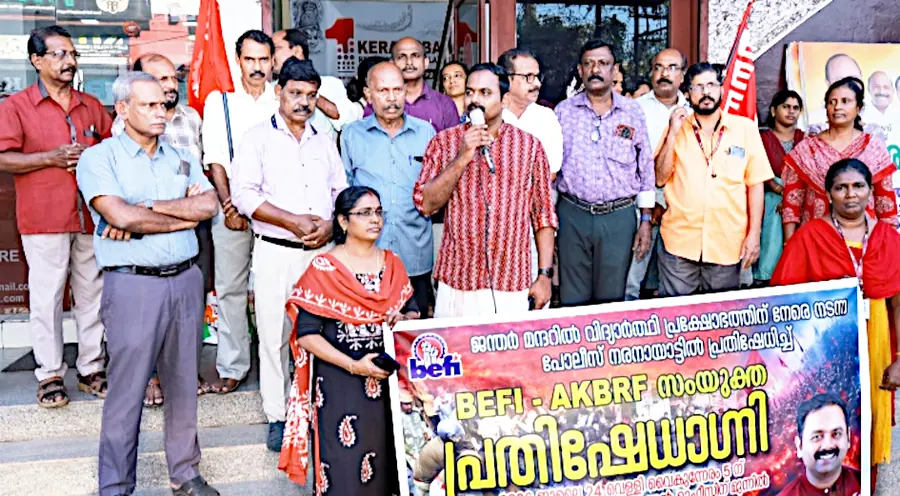 ഡൽഹിയിലെ വിദ്യാര്ഥി നരനായാട്ടിനെതിരെ ബിഇഎഫ്ഐ, -എകെബിആർഎഫ് സംയുക്തമായി നടത്തിയ പ്രതിഷേധം ഡിവൈഎഫ്ഐ കേന്ദ്രകമ്മിറ്റിയംഗം ആർ രാഹുൽ ഉദ്ഘാടനംചെയ്യുന്നു