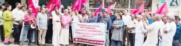 കനറാ ബാങ്ക് റീജണൽ ഓഫീസിന് മുന്നിൽ നടത്തിയ പ്രതിഷേധം ജില്ലാ പഞ്ചായത്ത് പ്രസിഡന്റ് എസ് ബി രാജു ഉദ്ഘാടനം ചെയ്യുന്നു
