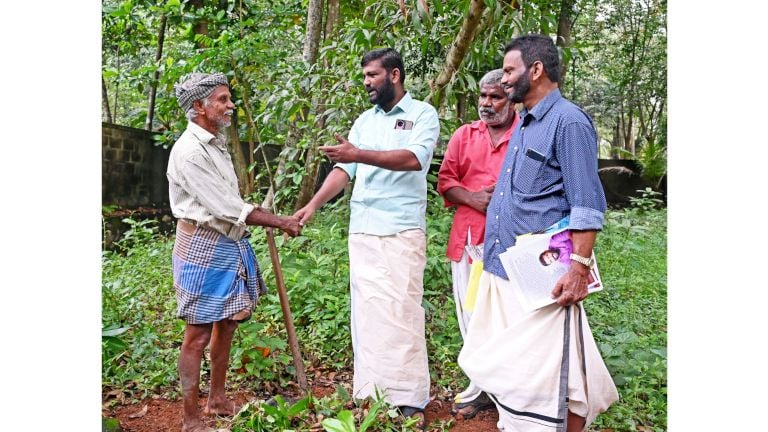 പാറശാല ജില്ലാ പഞ്ചായത്ത് ഡിവിഷൻ സ്ഥാനാർഥി അഡ്വ. എസ് കെ ബെൻഡാർവിൻ പ്രചാരണത്തിനിടെ