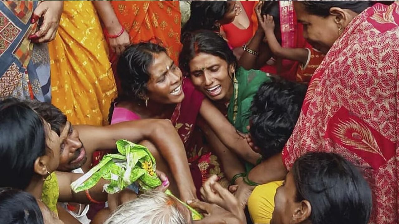 തിക്കിലും തിരക്കിലും പെട്ട് മരിച്ചവരുടെ കുടുംബാംഗങ്ങൾ  Image Credit: PTI 