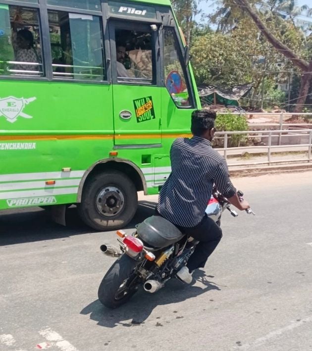 നമ്പർ പ്ലേറ്റ്‌ ഘടിപ്പിക്കാത്ത ബൈക്കിൽ നഗരത്തിൽ സഞ്ചരിക്കുന്നയാൾ