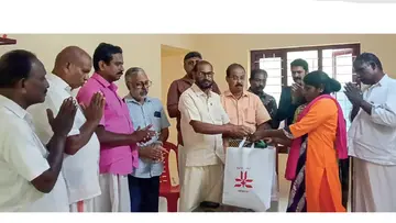 വീട്ടുപകരണങ്ങൾ നൽകി