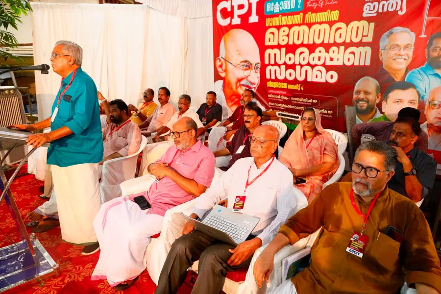 സിപിഐ ജില്ലാ കൗണ്സില് നേതൃത്വത്തില് ഗാന്ധിജയന്തി ദിനാചരണത്തില് തിരുന്നാവായയില് നടത്തിയ മതേതരത്വ സംരക്ഷണ സംഗമം സംസ്ഥാന സെക്രട്ടറി ബിനോയ് വിശ്വം ഉദ്ഘാടനംചെയ്യുന്നു