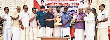 ചെങ്ങളത്ത് രാമകൃഷ്ണപിള്ള പുരസ്കാരം ബിനോയ് വിശ്വത്തിന് പി പ്രസാദ് എംഎൽഎ സമ്മാനിക്കുന്നു