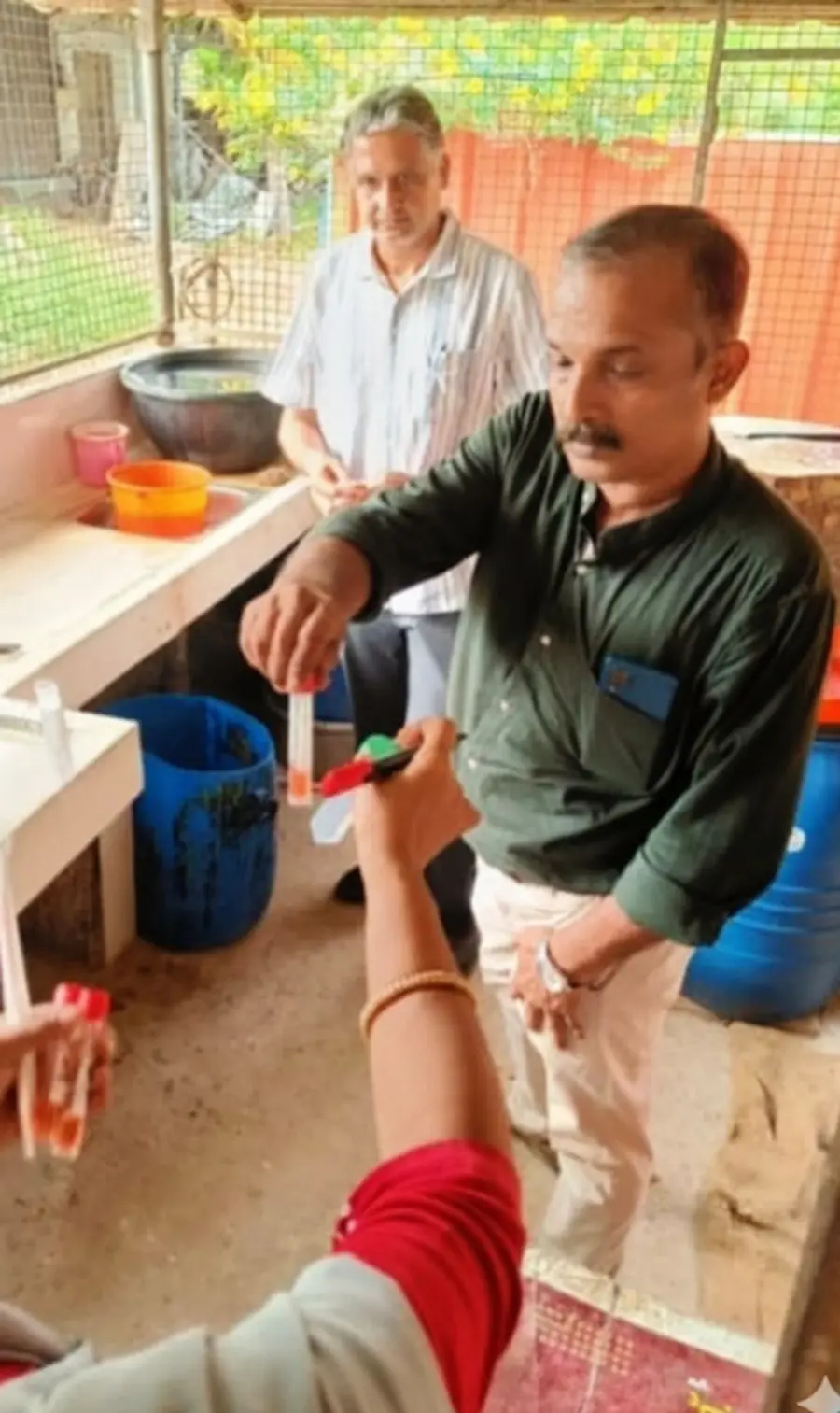 പക്ഷികളിലെ വൈറസ്‌ സാന്നിധ്യം പഠിക്കാനായെത്തിയ കേന്ദ്രസംഘം  കുമരകത്തുനിന്ന്‌ സാന്പിളുകൾ ശേഖരിക്കുന്നു
