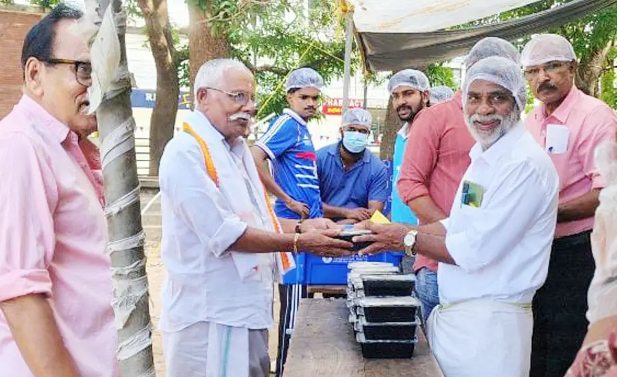 സ്‌കൂൾ വാഹനത്തിനായി നടത്തിയ ബിരിയാണി ചലഞ്ചിൽ കെ വി ബാബുരാജ് ആദ്യ ബിരിയാണി വിൽപ്പന നടത്തുന്നു