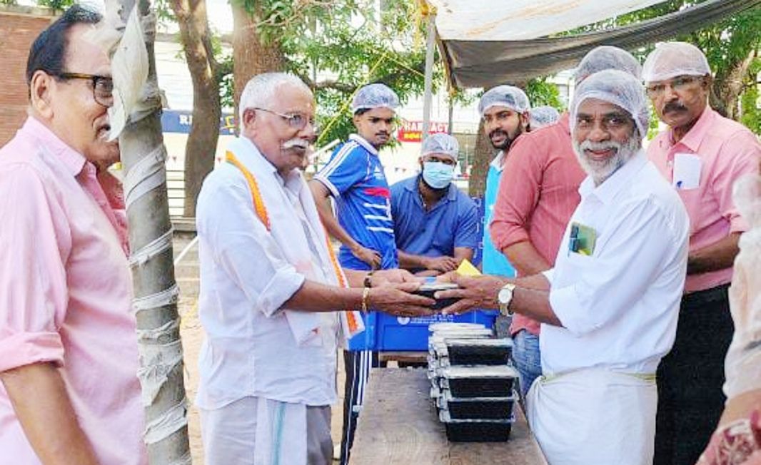 സ്‌കൂൾ വാഹനത്തിനായി നടത്തിയ ബിരിയാണി ചലഞ്ചിൽ കെ വി ബാബുരാജ് ആദ്യ ബിരിയാണി വിൽപ്പന നടത്തുന്നു