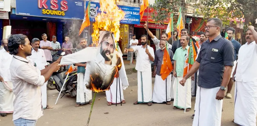 വടകരയിൽ വിമതർ ബിജെപി കോഴിക്കോട് നോർത്ത് ജില്ലാ പ്രസിഡന്റ് സി ആർ പ്രഫുൽ കൃഷ്ണന്റെ കോലം കത്തിക്കുന്നു 