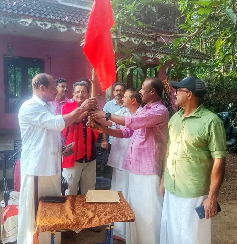നവാസ് മുള്ളിക്കാടിനെ സിപിഐ എം ഏരിയ കമ്മിറ്റി അംഗം  എം എസ് മുരളി പാർടി പതാക നൽകി സ്വീകരിക്കുന്നു