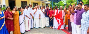 മുളക്കഴ പഞ്ചായത്തിലെ വിവിധ വാർഡുകളിൽനിന്ന് ആർഎസ്എസ്, ബിജെപി ബന്ധം ഉപേക്ഷിച്ച് സിപിഐ എമ്മിനൊപ്പം പ്രവർത്തിക്കാൻ തീരുമാനിച്ചവരെ  ജില്ലാ കമ്മിറ്റിയംഗം എം എച്ച് റഷീദ് സ്വീകരിക്കുന്നു