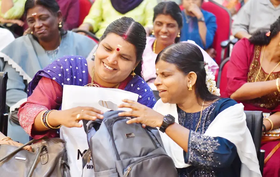 ഹെലൻ കെല്ലർ ദിനാചരണത്തിലും  കാഴ്ചയില്ലാത്ത വനിതകളുടെ  സംസ്ഥാന സമ്മേളനത്തിലും പങ്കെടുക്കാനെത്തിയവർ ഉദ്‌ഘാടകൻ മന്ത്രി  പി കെ ബഷീറിൽ നിന്ന്  ലഭിച്ച ബാഗ് തൊട്ട് നോക്കി പരിശോധിക്കുന്നു