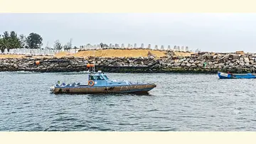 മുതലപ്പൊഴി അഴിമുഖത്തെ ശക്തമായ തിര കാരണം കടലിലേക്ക് ഇറങ്ങാനാകാതെ കോസ്റ്റൽ പൊലീസിന്റെ ജലറാണി ബോട്ട്