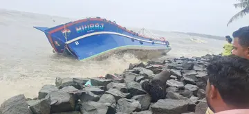 ചാലിയം കപ്പലങ്ങാടി തീരത്ത് മറിഞ്ഞ ബോട്ട്