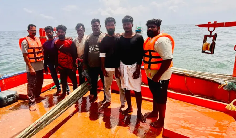 കടലിൽ മുങ്ങിയ മത്സ്യബന്ധന ബോട്ടിലെ തൊഴിലാളികളെ ഫിഷറീസ് റെസ്ക്യൂ സേന രക്ഷിച്ചപ്പോൾ