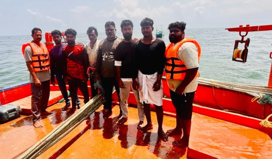 കടലിൽ മുങ്ങിയ മത്സ്യബന്ധന ബോട്ടിലെ തൊഴിലാളികളെ ഫിഷറീസ്‌  റെസ്‌ക്യൂ സേന രക്ഷിച്ചപ്പോൾ