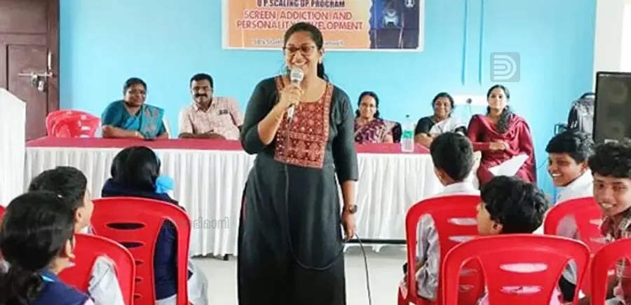 എസ്ബിവിഎസ് ജിഎച്ച്എസ്എസ് പന്മനമനയിൽ സ്കൂളിൽ ഒആർസി കോ –ഓർഡിനേറ്റർ എം ശ്രുതി ക്ലാസെടുക്കുന്നു